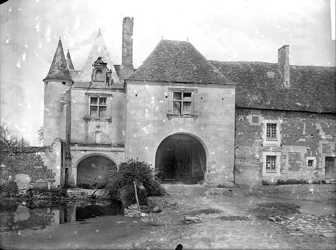 Façade est du bâtiment, sur cour : fontaine