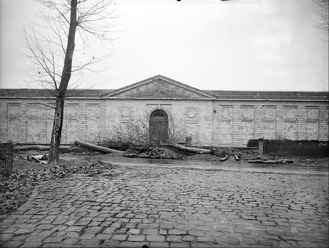 Façade principale avec le porche d'entrée