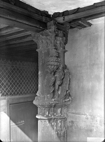 Bois sculpté de la façade sur cour