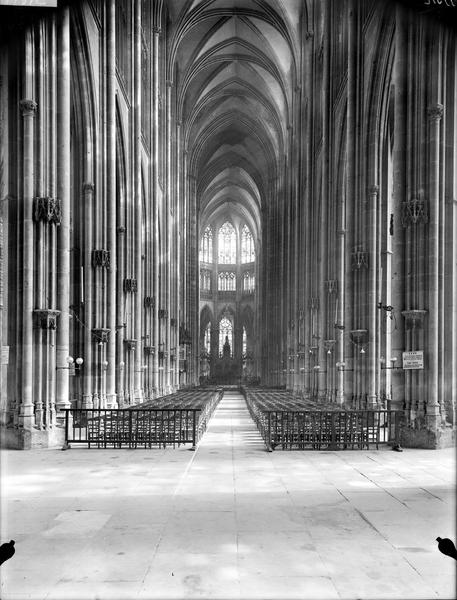 Intérieur de la nef vue de l'entrée