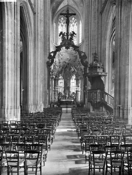 Intérieur de la nef vue de l'entrée