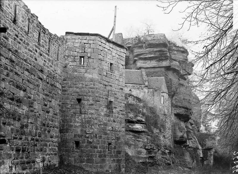 Enceinte côté est avec tour de flanquement et chapelle