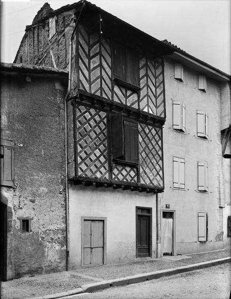 Façade en encorbellement sur la rue