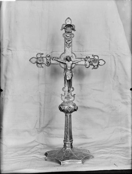 Croix d'autel en argent repoussé et ciselé en partie doré