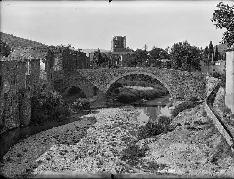 Pont reliant le village au quartier de l'abbaye