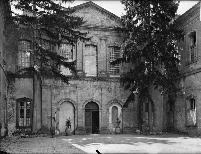 Façades sur la cour