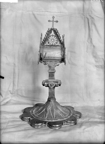 Monstrance, reliquaire et cylindre horizontal pédiculé en argent doré