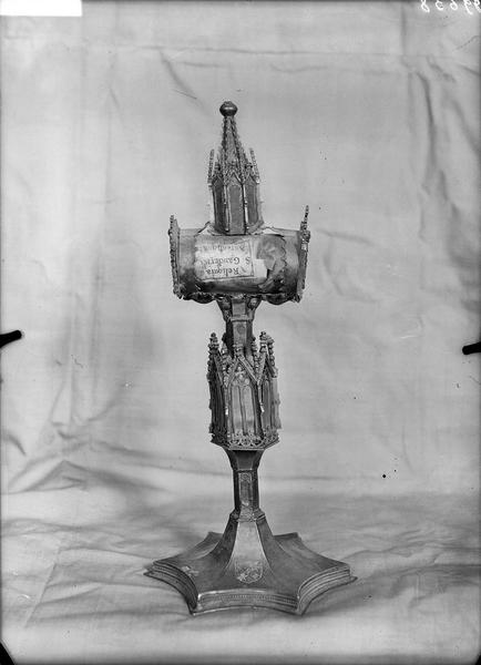 Monstrance, reliquaire et cylindre horizontal pédiculé en argent doré