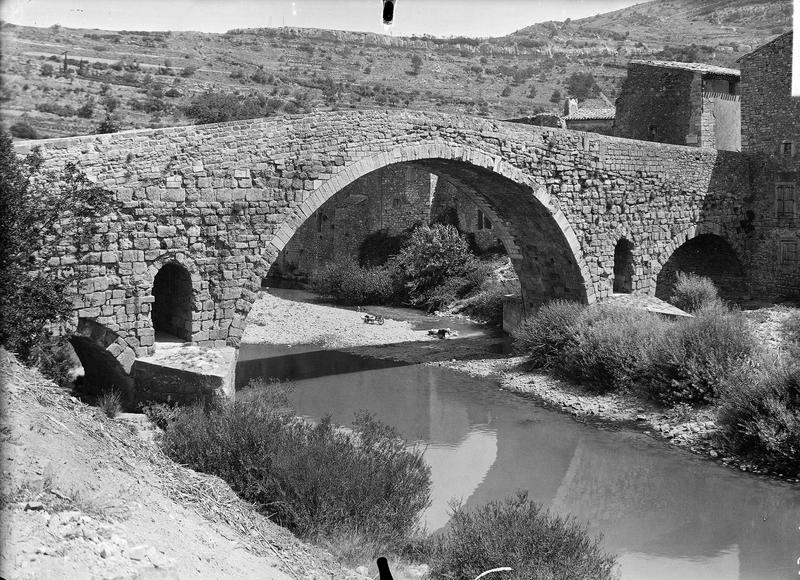 Pont reliant le village au quartier de l'abbaye