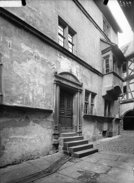 Façade sur cour, porte d'entrée