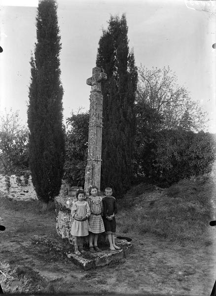 Trois enfants sur le piédestal