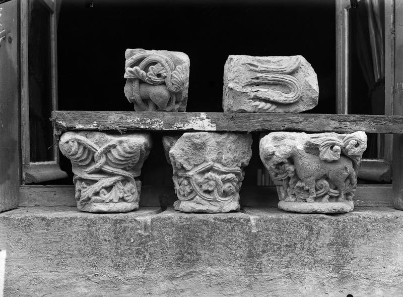 Chapiteaux romans déposés