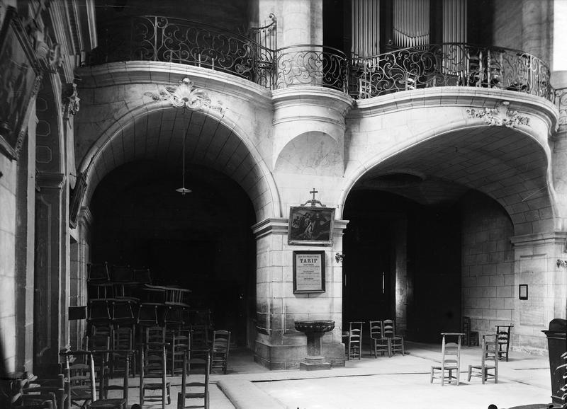 Intérieur, détail de la partie sous la tribune des orgues