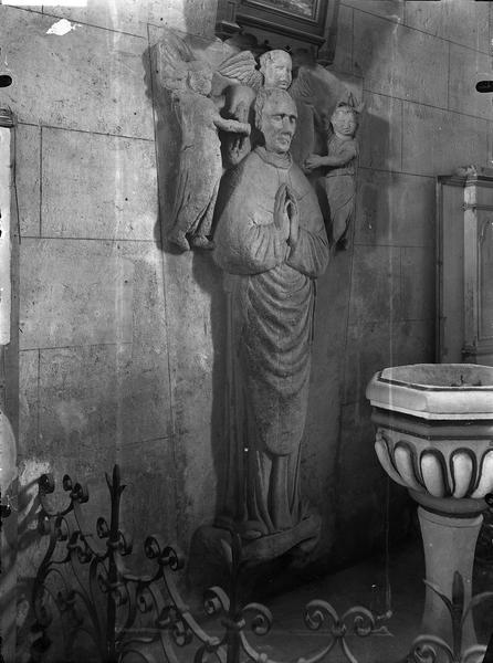 Statue gisante en pierre appliqué debout contre le mur