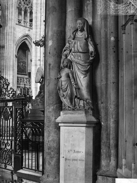 Statue en pierre de sainte Anne et de la Vierge, profil