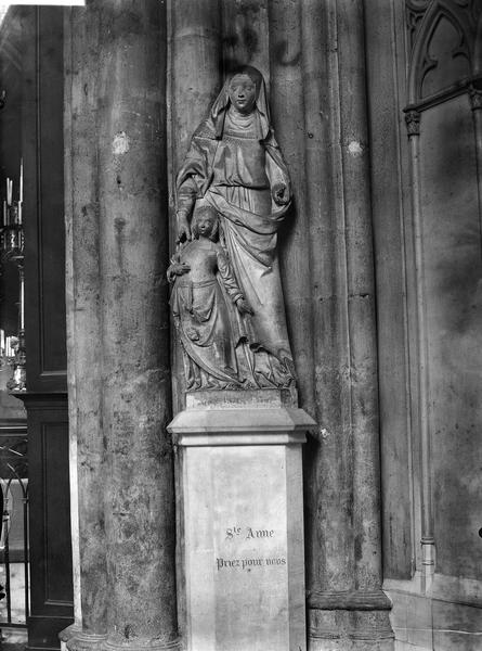 Statue en pierre de sainte Anne et de la Vierge, face