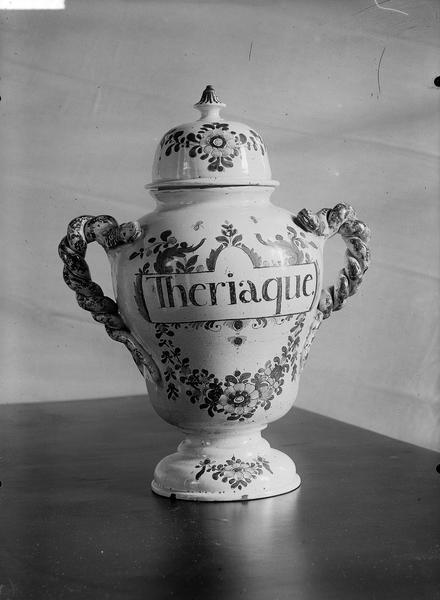 Vase de pharmacie - © Ministère de la Culture (France), Médiathèque du patrimoine et de la photographie, diffusion RMN-GP
