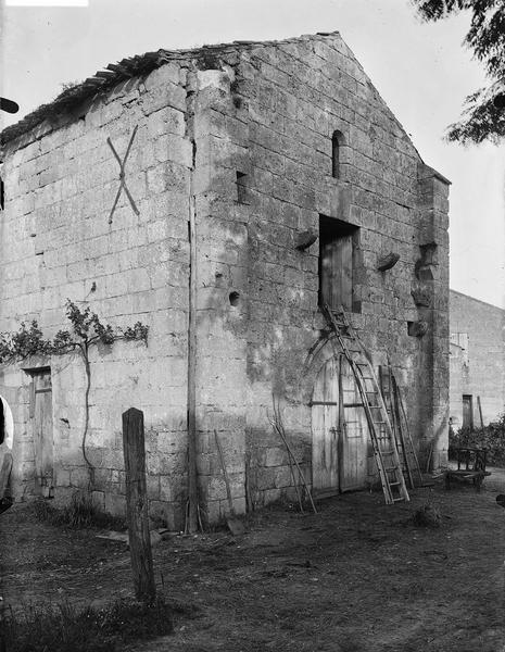 Utilisée comme grange, échelle en appui sur la façade