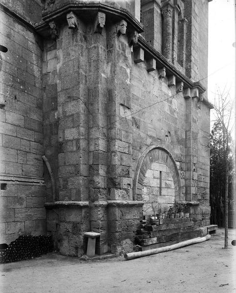 Base du clocher, angle nord-est