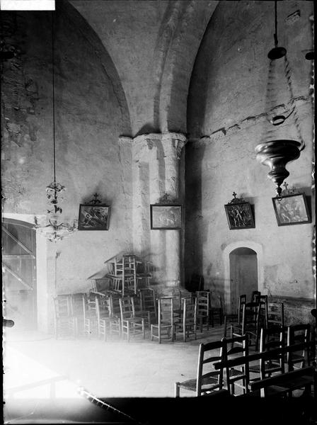 Intérieur, quatre stations du chemin de croix