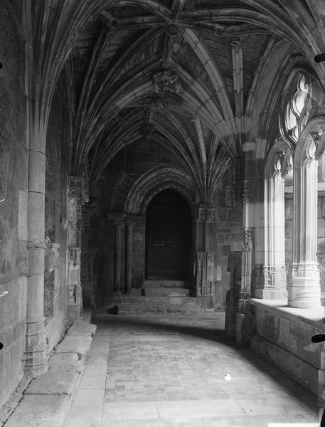 Intérieur d'une galerie du cloître