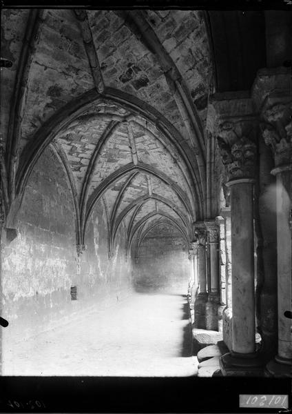 Intérieur de la galerie du cloître