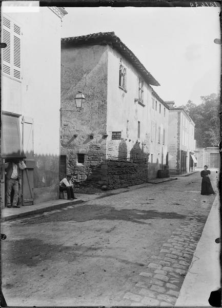 Façade sur la rue ; enseigne : écurie et remise de l'Hôtel de la Paix