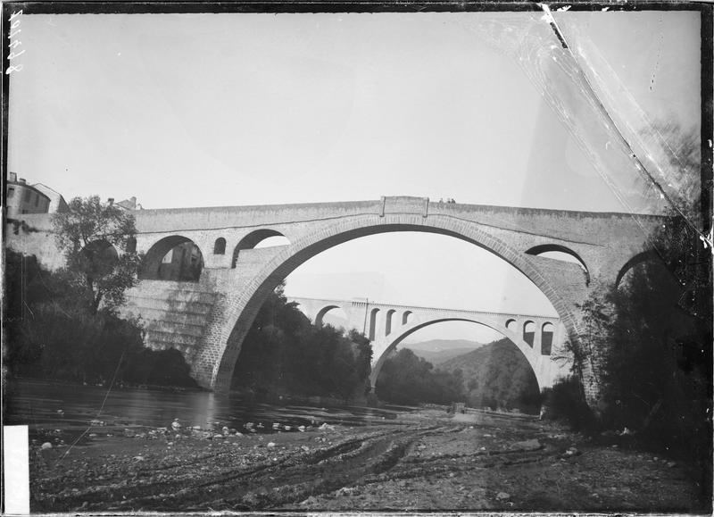 Vue d'ensemble du pont du Diable et du pont ferroviaire