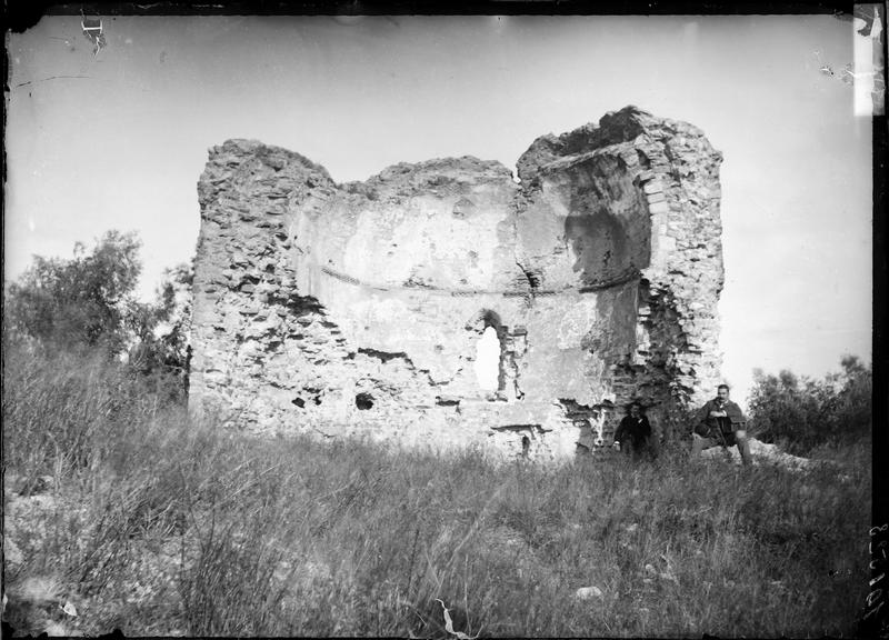Deux hommes assis dans les ruines