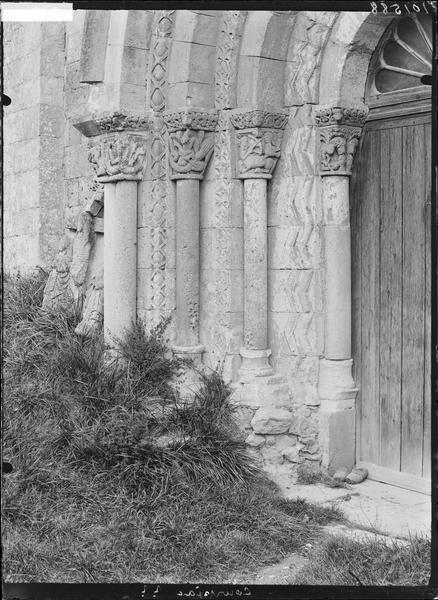 Façade ouest, ébrasement gauche du portail