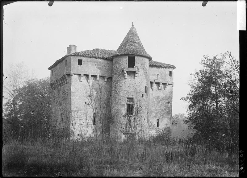 Façade avec tourelle