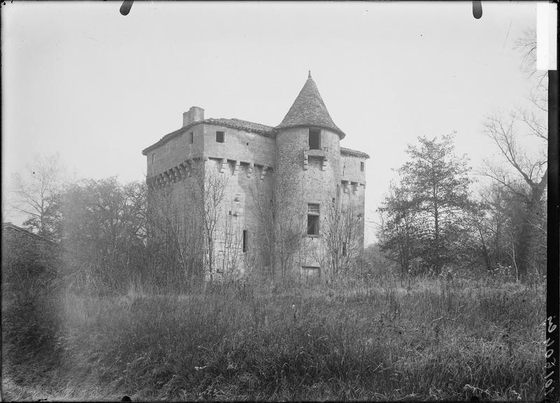 Façade avec tourelle