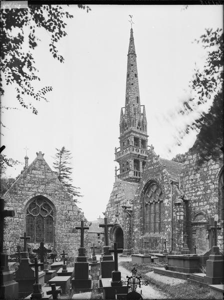 Façade et clocher de la chapelle dans le cimetière