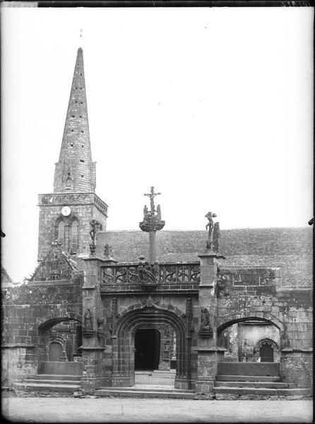 Porte triomphale et façade de l'église