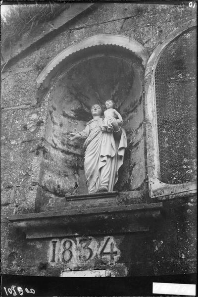 Statue de la Vierge à l'Enfant en pierre