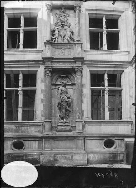 Partie de la façade sur cour, statue de Judith