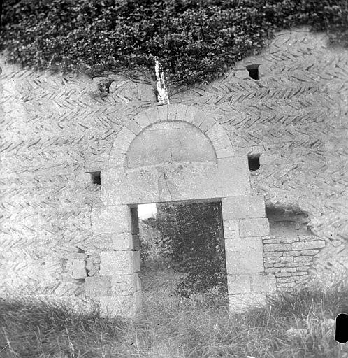 Façade ouest : Porte. Murs en opus spicatum