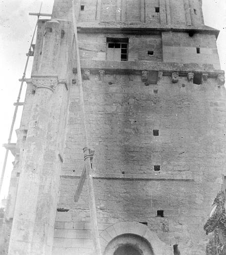 Clocher, détail de la façade nord : Modillons