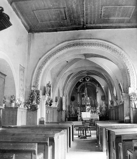 Vue intérieure de la nef vers le choeur