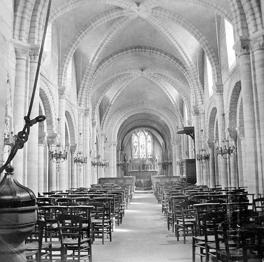 Vue intérieure de la nef vers le choeur