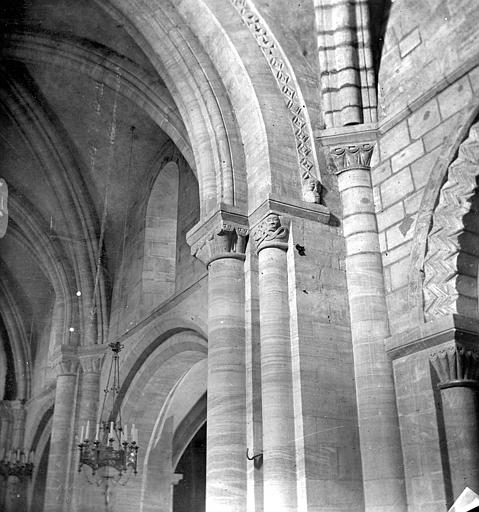 Vue intérieure : Chapiteau gauche de l'arc triomphal