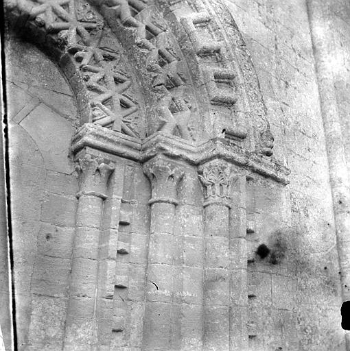 Façade nord : Côté ouest du transept, détail de la partie droite du portail muré