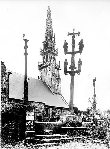 Calvaire et clocher de l'église