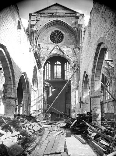 Vue intérieure de la nef vers le choeur, en ruines