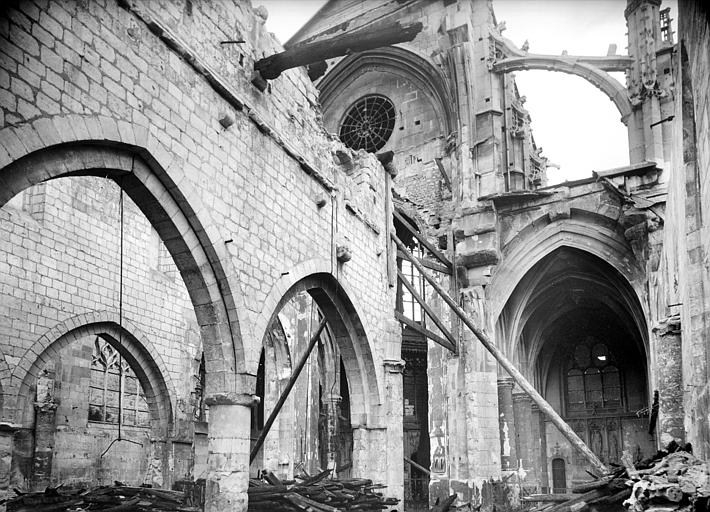 Vue intérieure du bas-côté sud et de la nef, en ruines