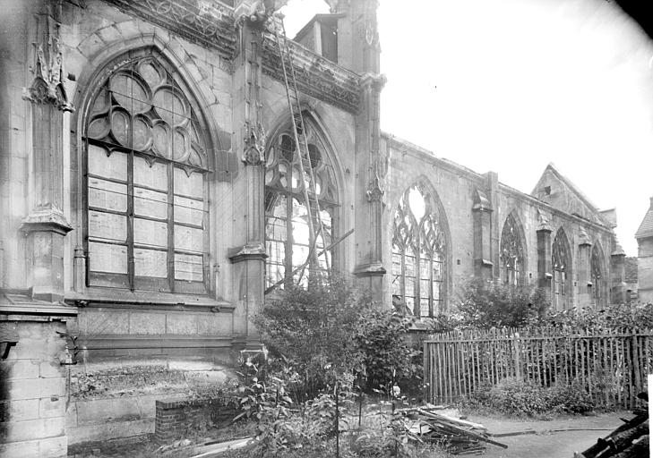 Façade nord vue depuis l'est, en ruines