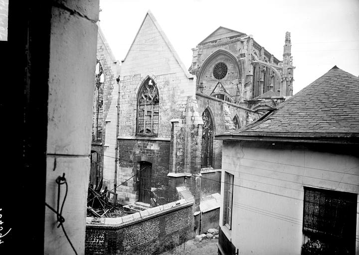 Ensemble sud-ouest vu depuis la rue, en ruines