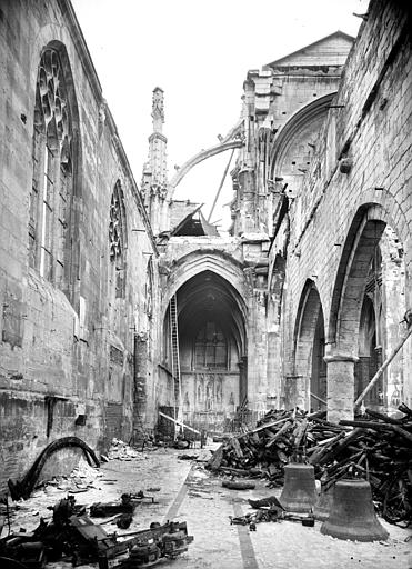 Vue intérieure du bas-côté nord, en ruines