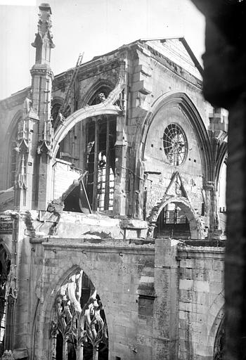 Façade sud vue du choeur, en ruines