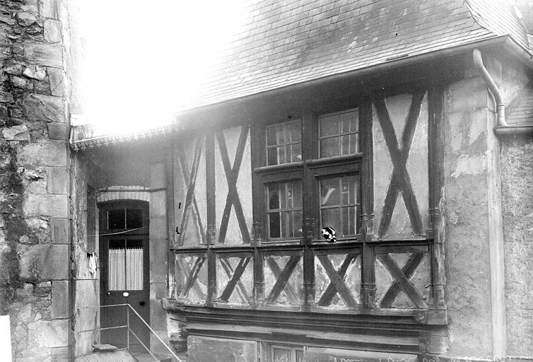 Maison accolée à la Tour de l'Horloge. Façade avec porte d'entrée